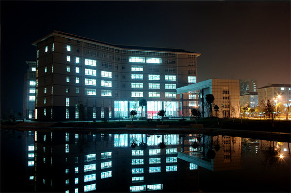 图为学校图书馆夜景_压缩.jpg